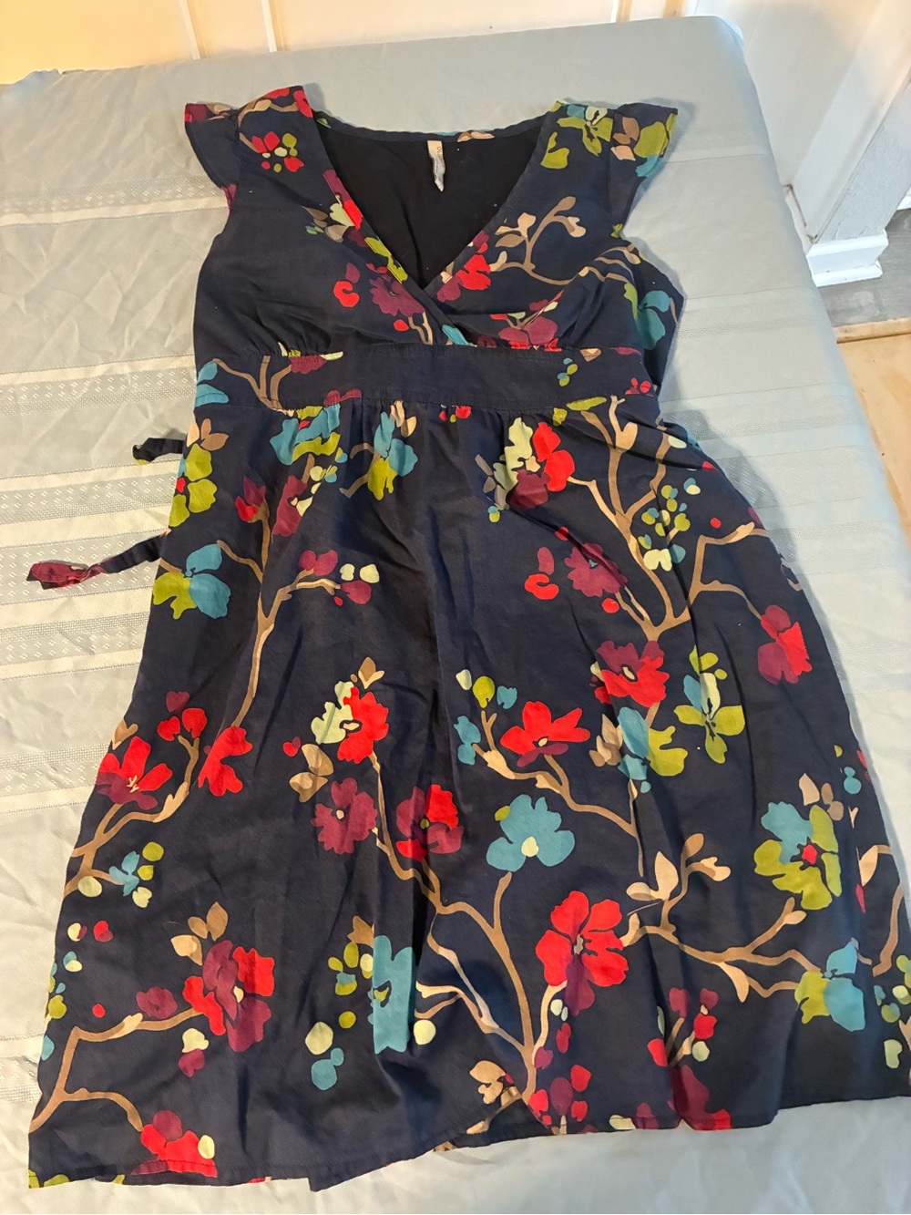 Women’s Medium Floral V-Neck Cap Sleeve Dress